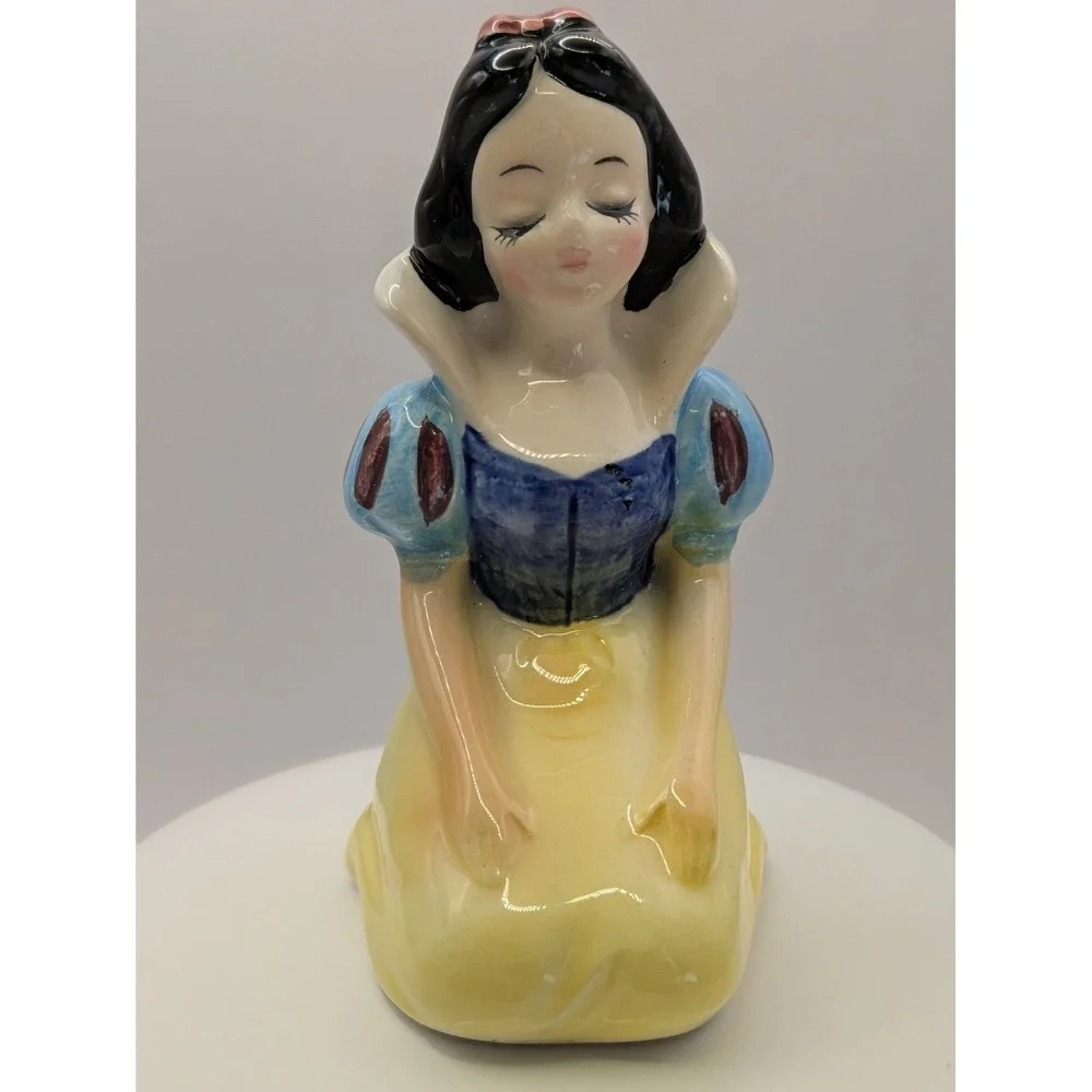 Disney Snow White And Dopey Salt And Pepper Shakers Kneeling